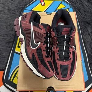 Nike Zoom Vomero 5 Size 8.5M